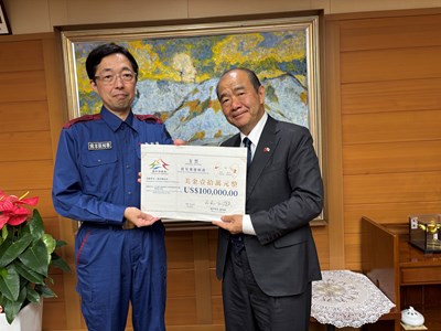 駐福岡辦事處陳銘俊處長代為轉致中市府捐款，熊本縣木村敬知事親自受贈。