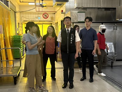 局長逐一檢視爐具、蒸飯設備