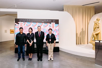 03_策展人許遠達、中美館館長賴依欣、副市長黃國榮、文化局長陳佳君合影(由左至右)。圖