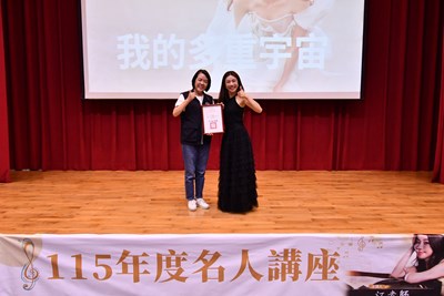 局長致贈江老師感謝狀，感謝江老師蒞臨分享1