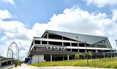 水湳轉運中心緊鄰科湳愛琴橋，是水湳經貿園區亮眼的雙地標。