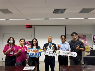 中市府研考會周憲民專門委員與講師桂子雅律師合影