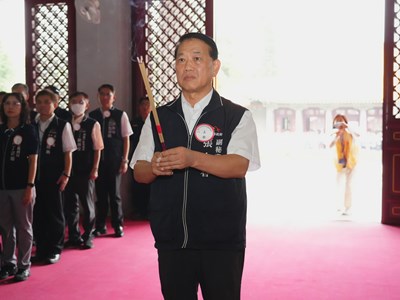 張副秘書長帶領各界與會代表、烈士遺族家屬祭祀追思