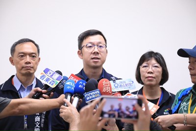 中市府副秘書長林谷隆今(4)日陪同行政院長視察台中火力發電廠受訪