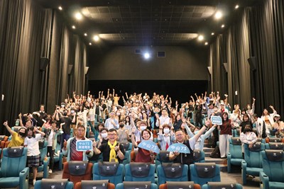 （首）右起台中市政府新聞局專門委員劉仲偉、台中市影視發展基金會代理執行長王允踰、海鵬影業總監姚經玉與影迷大合照 