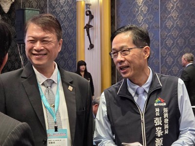 臺灣手工具工業同業公會謝武志理事長與張峯源局長交談甚歡