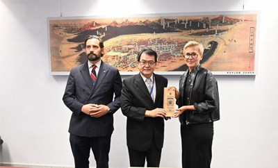 波蘭訪團回贈伴手禮
