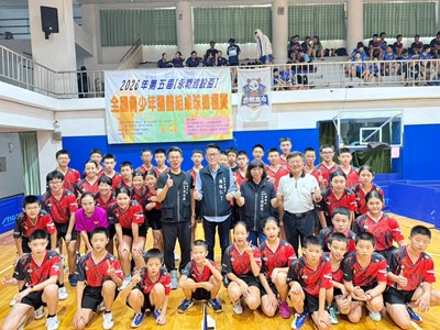 出席貴賓與賽事場地忠明高中選手合影