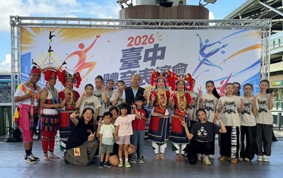 運動局副局長與表演團體及現場來賓合照