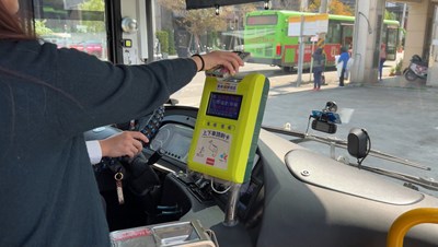 市民限定乘車碼前進校園服務，與朝陽科技大學合作，整批綁定更方便