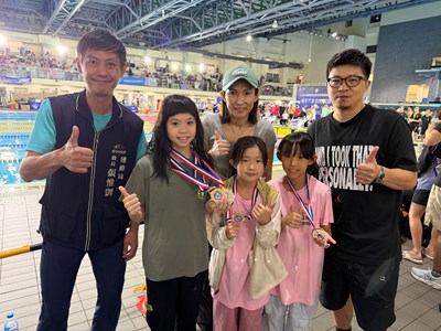 臺中小選手獲獎後開心合影，為主場賽事留下精彩回憶_0
