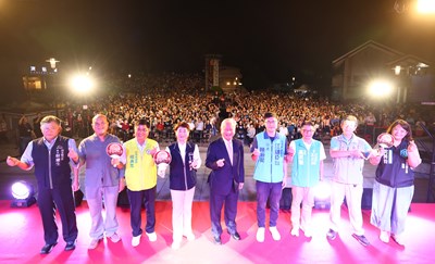 公01 2026港藝中秋民歌之夜在港區藝術中心熱鬧登場 貴賓與民眾大合照