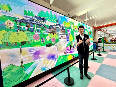 交通局長葉昭甫歡迎民眾到美村綜合服務園區地下停車場停車時，可以到「MY CAR 城市大旅行」多媒體互動區，體驗一場寓教於樂的交通宣導。