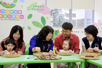社會局長廖靜芝與親子手作互動