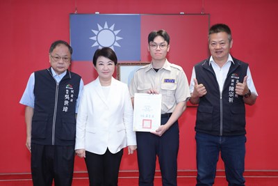 黃金救援搶回一命！中市替代役男CPR＋AED救人　盧市長親頒獎狀讚「救命英雄」守護市民