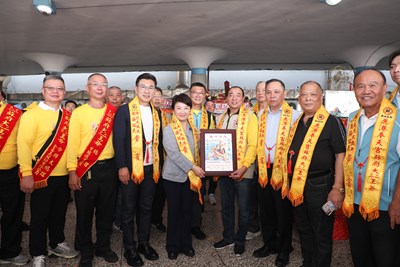 廟方致贈盧市長鹿港開基祖廟蘇府大二三王爺寶像