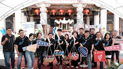 與會貴賓與代表學子一同㧡擔，祝福青年學子們從今天起勇於承擔做自己的「頭家」