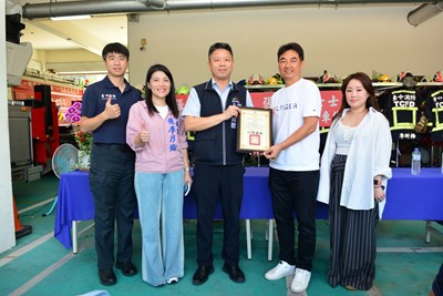 第六大隊大隊長趙育德代表受贈並頒發感謝狀