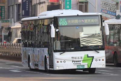 市府依通學搭乘情形調整路線與班次，民眾搭乘無明顯差異，運輸資源更有效利用