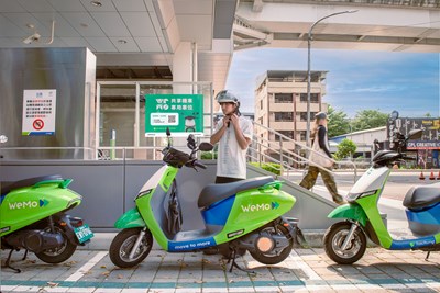 民眾在捷運站出口可輕鬆租還電動機車。