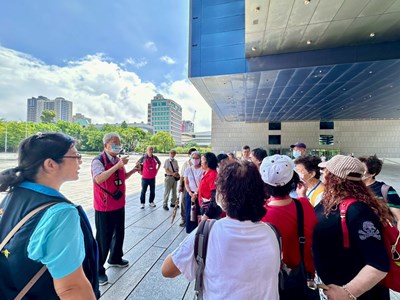 臺中市永安社區發展協會長照站參訪，由高齡91歲的魏大哥擔任導覽員