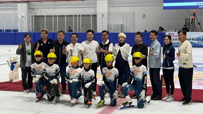 台中市長盃短道競速滑冰錦標賽今（27）日登場，與會貴賓與參賽選手合影。