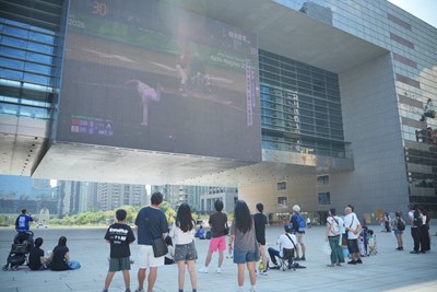 本場亞運棒球銅牌戰臺中市政府運動局於是府前廣場辦理直播活動，透過1,300吋大螢幕轉播的方式為中華隊加油