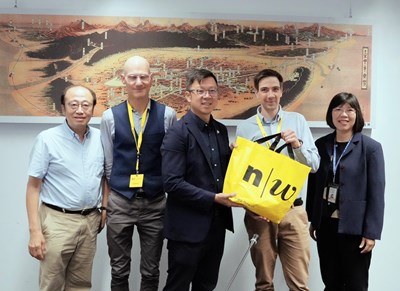 瑞士西北應用科學與藝術大學代表致贈回禮