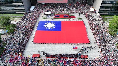 主照-台中市115年雙十國慶升旗典禮安排無人機大雁編隊凌空展旗、76名後備憲兵接棒展護巨幅國旗，打造最具氣勢的國慶視覺亮點