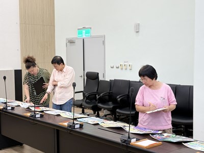 評審團為作品評分。_0