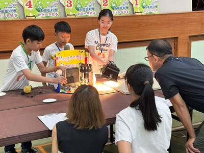 學生巧妙地將乾淨能源與傳統光學現象結合-打造出兼具科學教育意義與視覺震撼力的創意