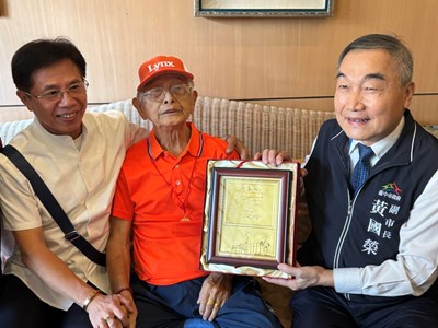 黃副市長轉贈總統府滿百歲敬老狀