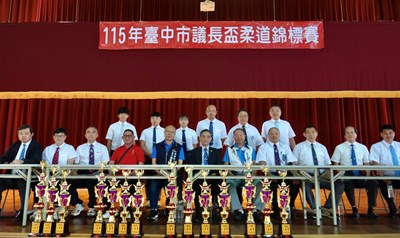 現場長官貴賓和裁判長一同為選手加油