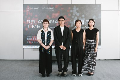 文化局長陳佳君、藝術家真鍋大度、策展人鄺佳玲、中美館館長賴依欣合影(由左至右)。