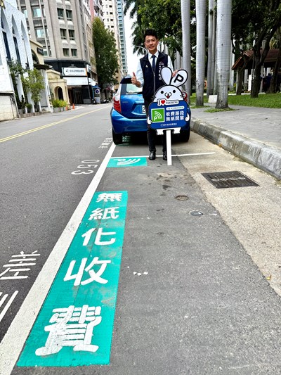 交通局長葉昭甫提醒民眾辨識智慧停車無紙化車格，清楚標示綠底白字「P」及「無紙化收_