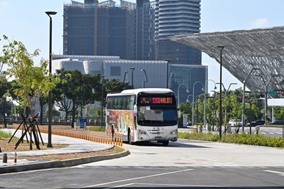 水湳轉運中心9月底已有9條國道客運進駐，每日平均提供130班次服務，整體運行狀況良好