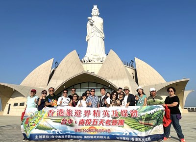 01團員與媽祖雕像合影