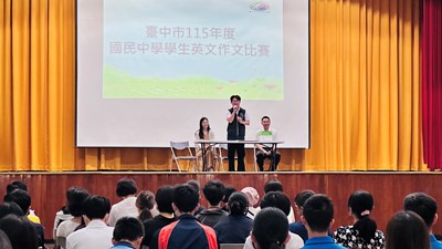國中教育科劉佳鑫科長代表局長跟帶隊老師、學生、家長致勉勵詞