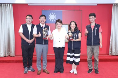 於市政會議將美國讚譽電影獎獎盃獻給市長盧秀燕