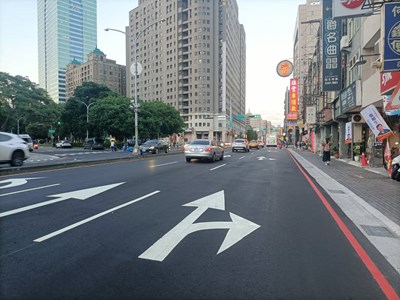 南區復興路人行道及車道重新配置後，整體路況更清晰人行設施也優化