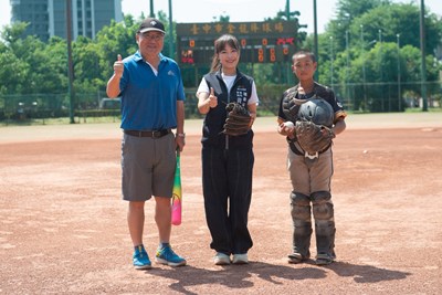 臺中市政府運動局黃欣樺專門委員與臺中市大里區塗城國民小學張碩翰主任一起為球賽開球，正式揭開賽事序幕 (1)