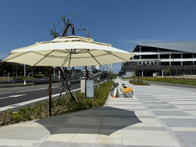 水湳轉運中心人行道周邊設置「行人遮陽傘」打造舒適友善空間