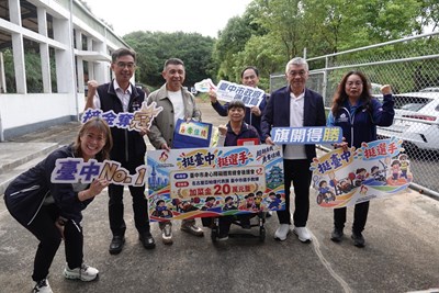 運動局長游志祥與臺中市身心障礙體育總會理事長暨市議員林孟令為射箭選手加油勉勵