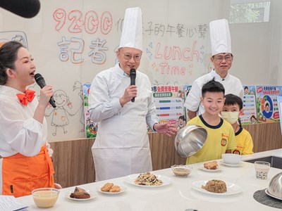 鄭副市長說明9200個孩子的午餐心聲成果