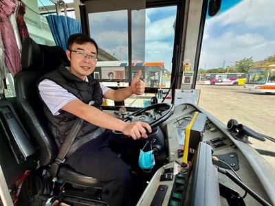 台中市交通局肯定93路駕駛張鐙元停車救援暖心護送。