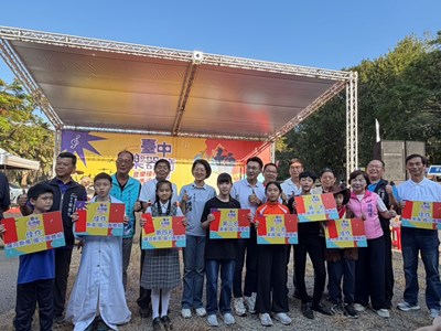 主圖-現場貴賓與國小薩克斯風團體組得獎代表大合照