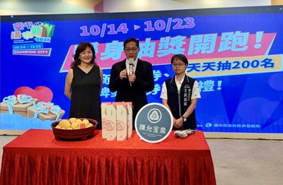 經發局長張峯源(中)、數發局長黃惠敏(右)、自由路商圈主委翁羿琦(左)
