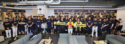臺中市政府運動局游志祥局長親自至洲際棒球場慰勞中信兄弟，為臺中在地球隊加油。（照片由中信兄弟提供）