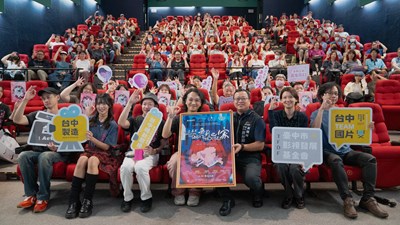 製片周益弘、主創歌手Lavi翁彤薰、導演游智皓、監製吳明憲、新聞局專門委員劉仲偉、影視發展基金會代理執行長王允踰及聲音與音樂總監Presto’C (前排由左至右)，與現場觀眾一起比出劇中眼睛的手勢合照留念。