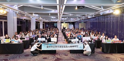 「轉型：接班、數位、綠色與數據驅動產業論壇」由臺中市政府經濟發展局與逢甲大學共同辦理，吸引逾175人參與。